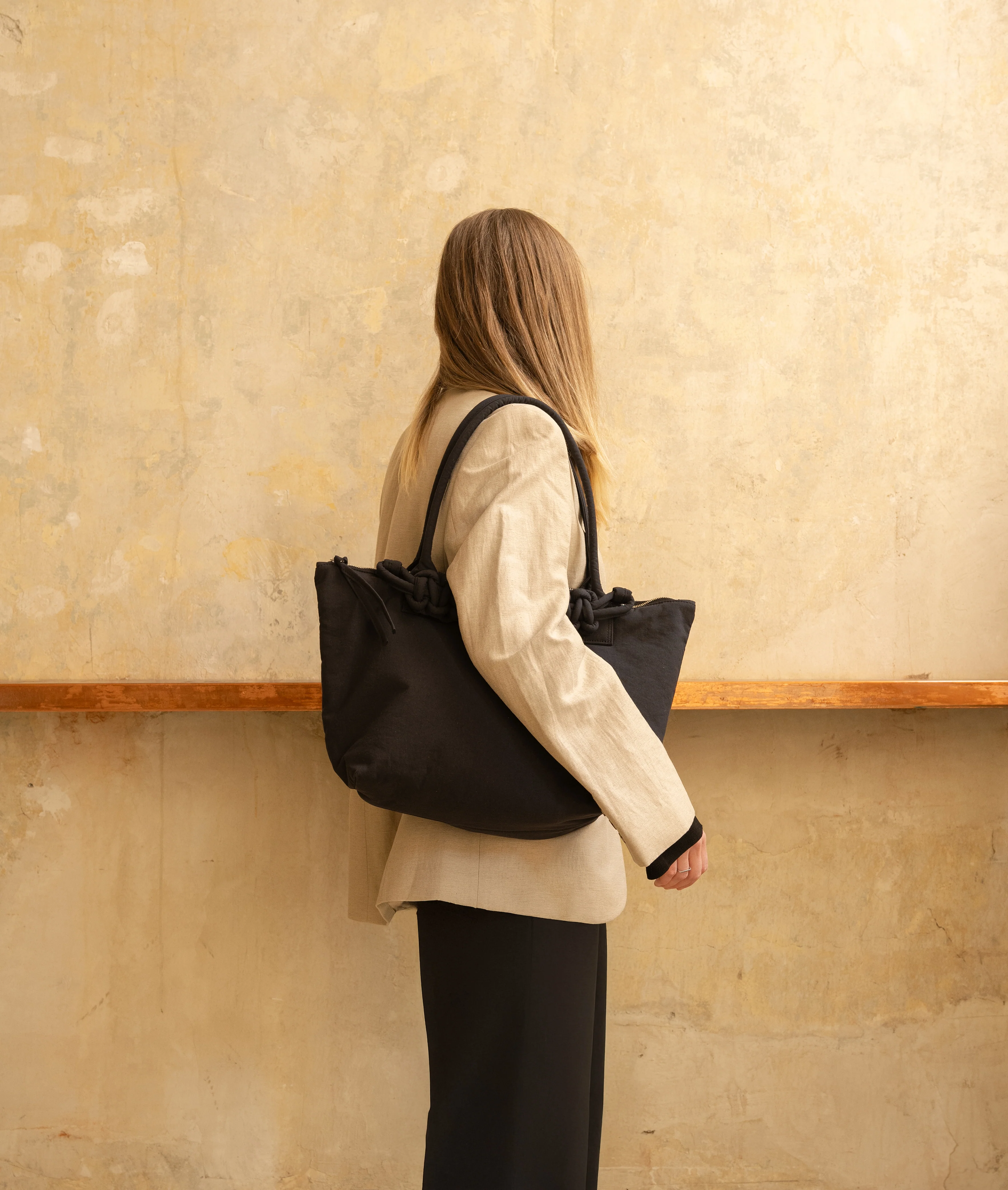Pazar Tote M Charcoal black plant dyed nylon - Image 4